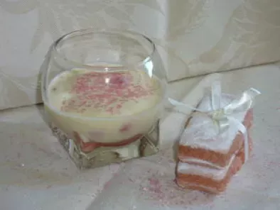 Tiramisu à la ricotta, fraises et biscuits roses de Reims