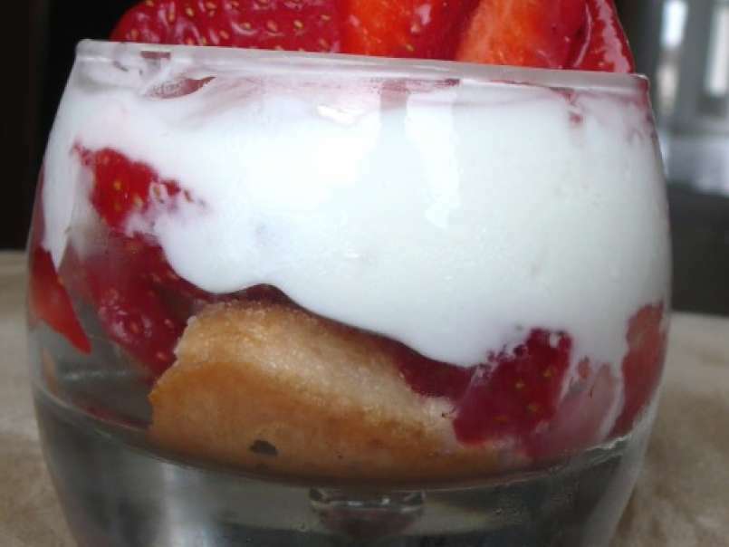 Tiramisu glacé aux fraises