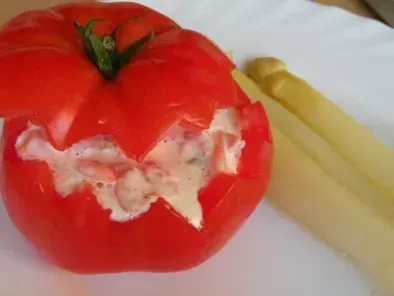 Tomate farcie à la macédoine de légumes et aux crevettes