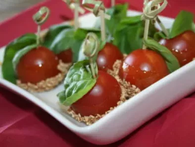 Tomates d'amour basilic, graines de sésame torréfiées