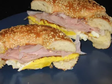 Un sandwich-déjeuner fabuleux: bagel, oeuf, jambon, fromage