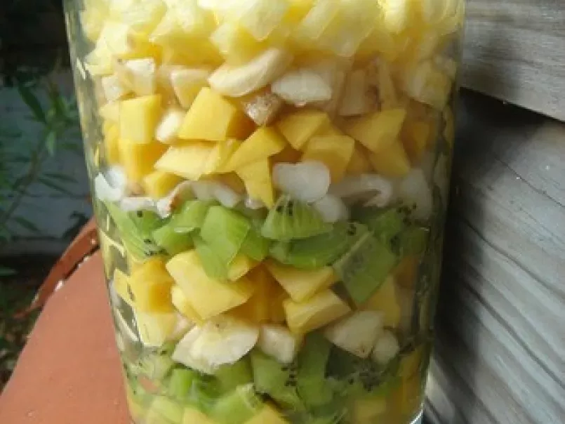 Une salade de fruit dans un vase, bel effet de présentation