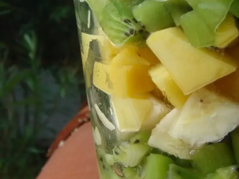 Une salade de fruit dans un vase, bel effet de présentation - photo 2