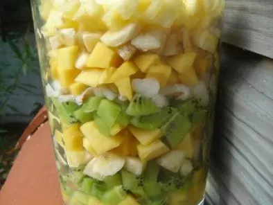 Une salade de fruit dans un vase, bel effet de présentation