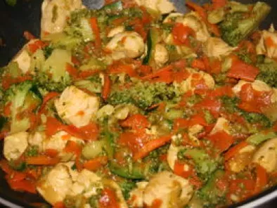 Wok de légumes au poulet et curry