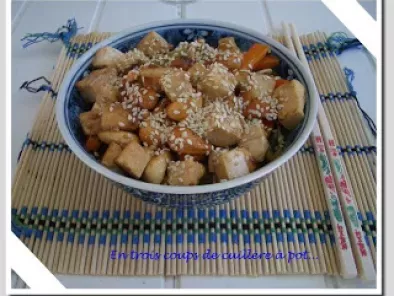 Wok de tofu aux noix de cajou, nouilles chinoises et petits légumes