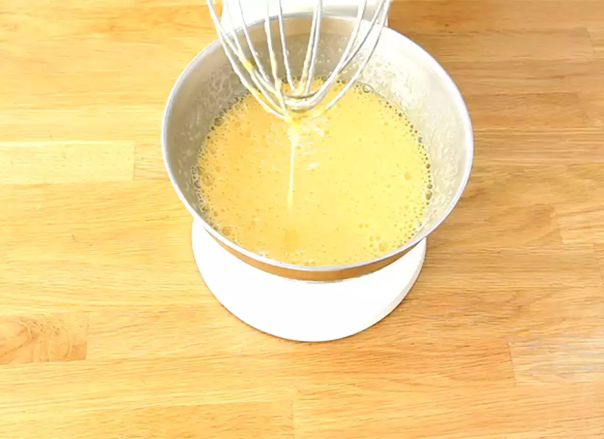 Étape 1: fouetter les œufs et le sucre