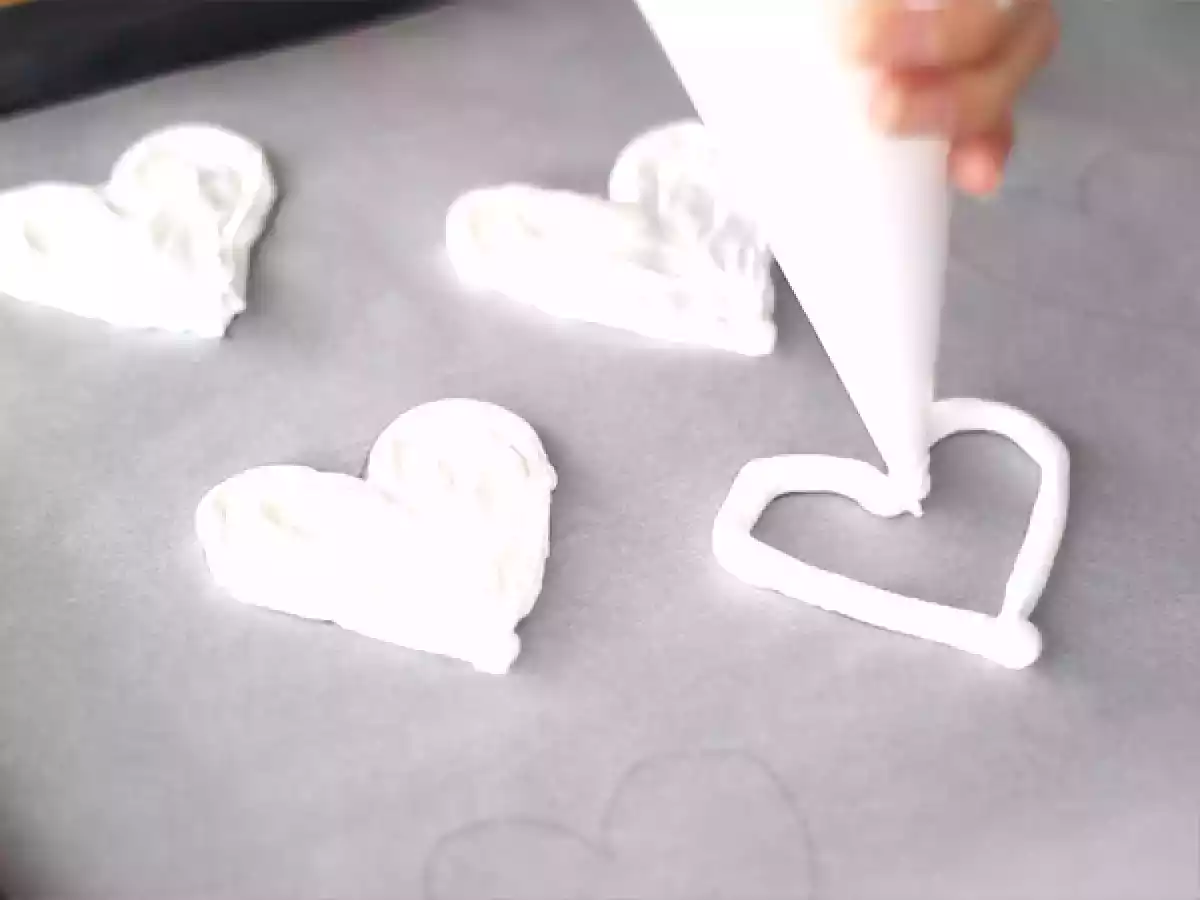 2. Former les cœurs de meringue