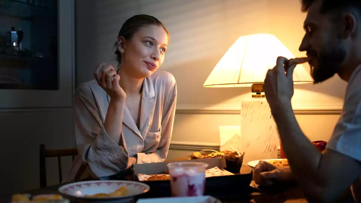 Manger tard le soir fait-il vraiment grossir ?