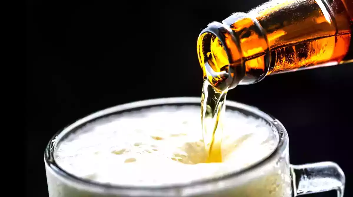 Pourquoi la bière mousse-t-elle moins quand on penche le verre ?