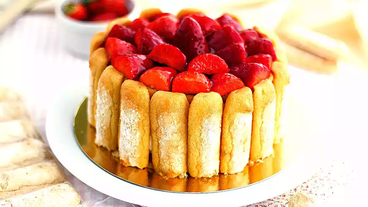 La charlotte aux fraises facile : la recette la plus visitée de Ptitchef, découvrez pourquoi elle séduit autant !