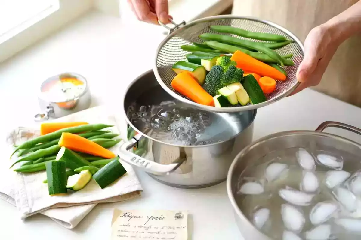 Cette astuce de grand-mère oubliée : savez-vous comment blanchir les légumes d’été en 3 minutes pour une conservation parfaite ?