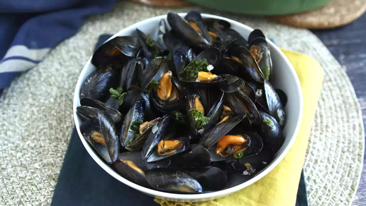 Des moules à la maison ? Les 3 gestes simples pour bien les nettoyer (sans y passer des heures)