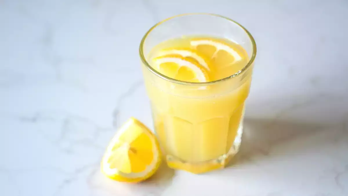 Boire du jus de citron à jeun fait-il vraiment mincir ? Mythe ou réalité ?