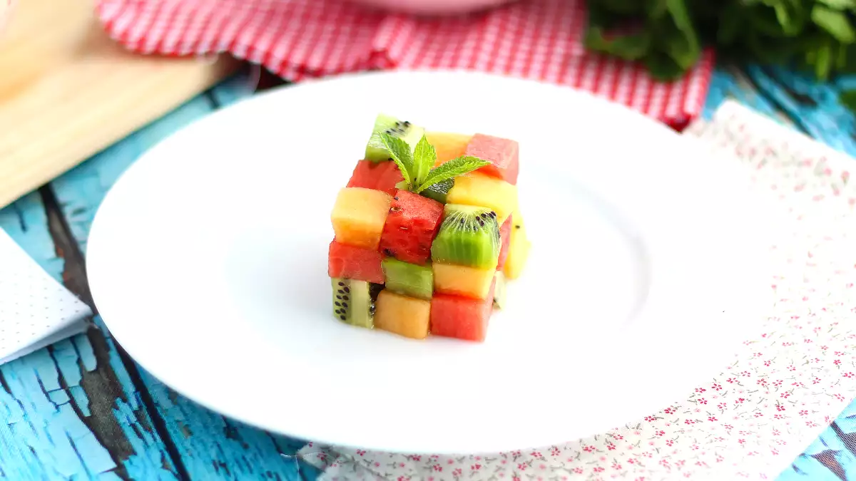 La salade de fruits qui bluffe tout le monde : le Rubik’s cube estival qui se mange avec les yeux !