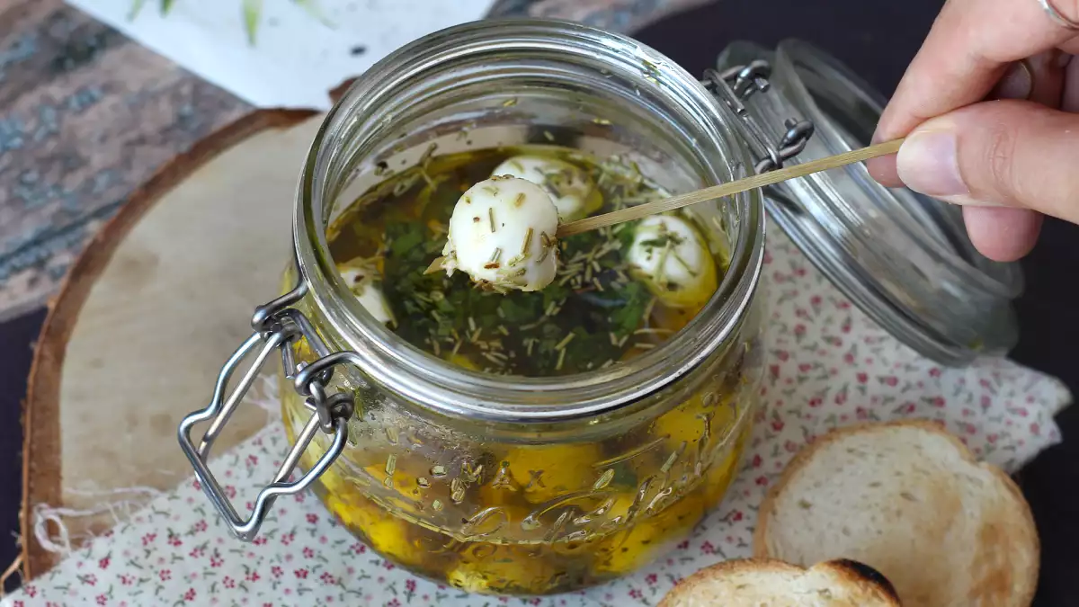 Ces boules de mozzarella marinées vont faire un carton à l’apéro