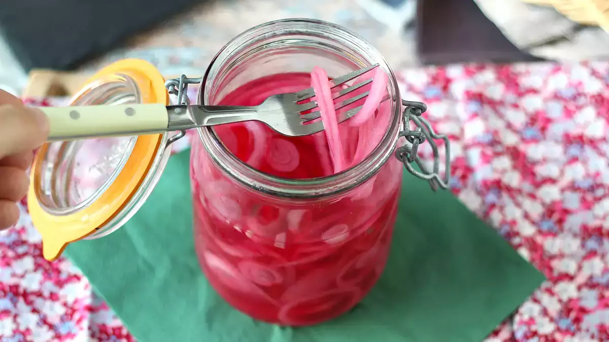 Comment préparer des pickles d'oignon, croquants et ultra-faciles : la recette qui sublime vos apéros et sandwichs!