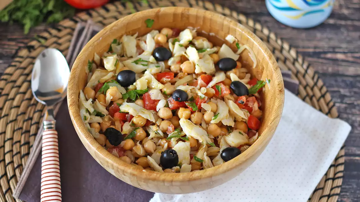 Salade de pois chiches à la morue : fraîche, complète et prête à vous sauver le déjeuner !