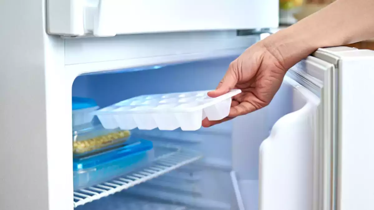 Besoin de glaçons en urgence ? Voici 6 astuces surprenantes (et efficaces) pour les faire geler plus vite