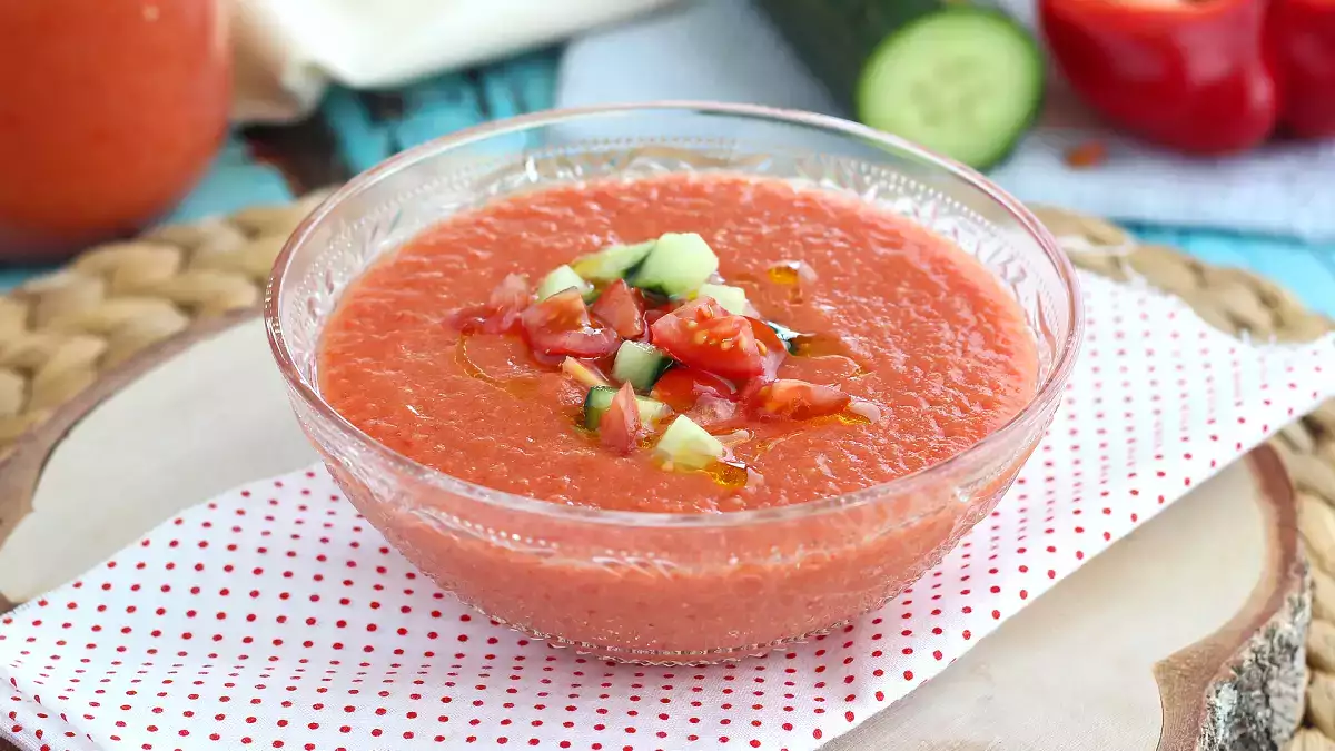 Si vous êtes allé en Espagne, vous l'avez certainement goûté : voici comment préparer un vrai gazpacho à la maison en 10 minutes !