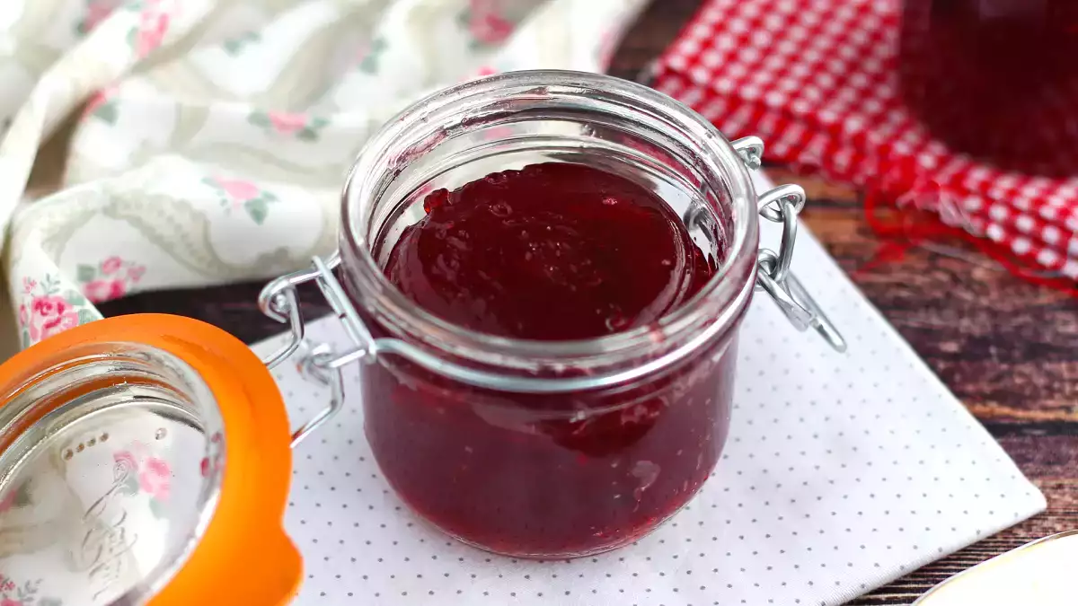 Une confiture de prunes maison avec seulement trois ingrédients ? Oui, c’est possible, et elle est absolument délicieuse!