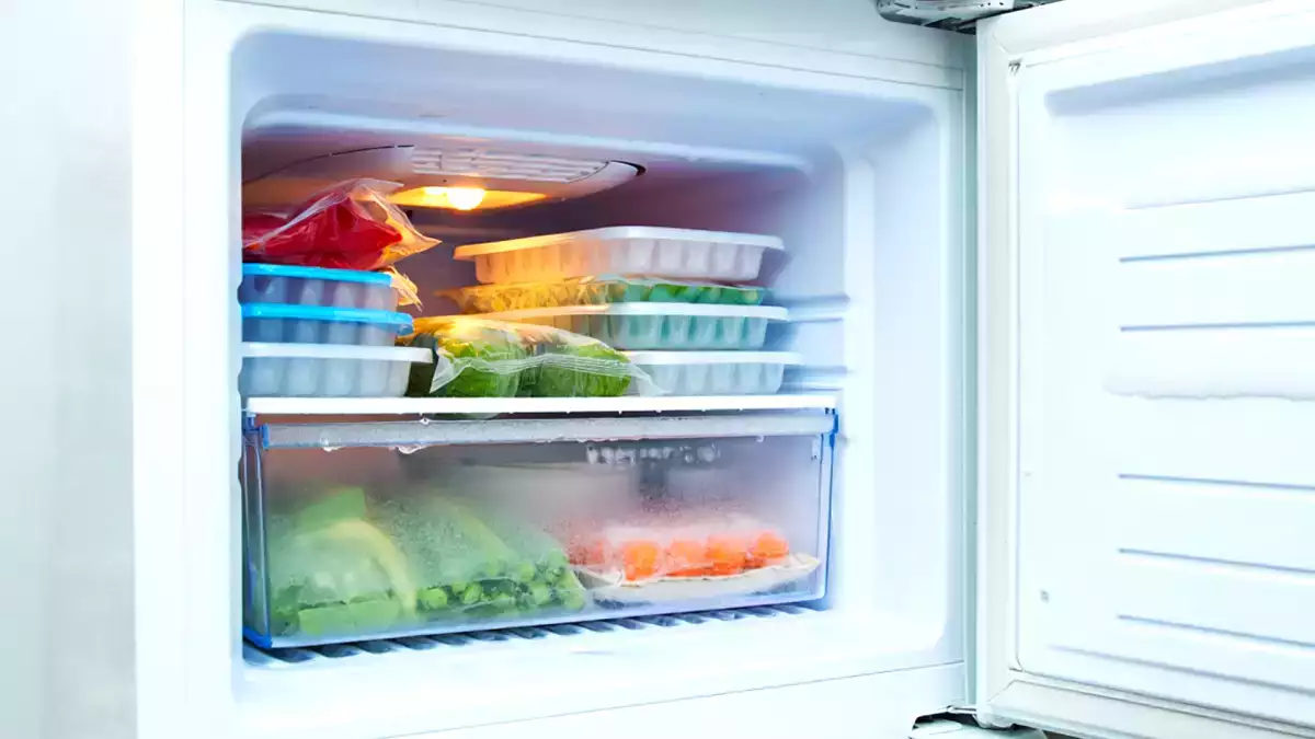 Laisser la porte du congélateur ouverte, c’est grave ? Voici ce que vous risquez vraiment