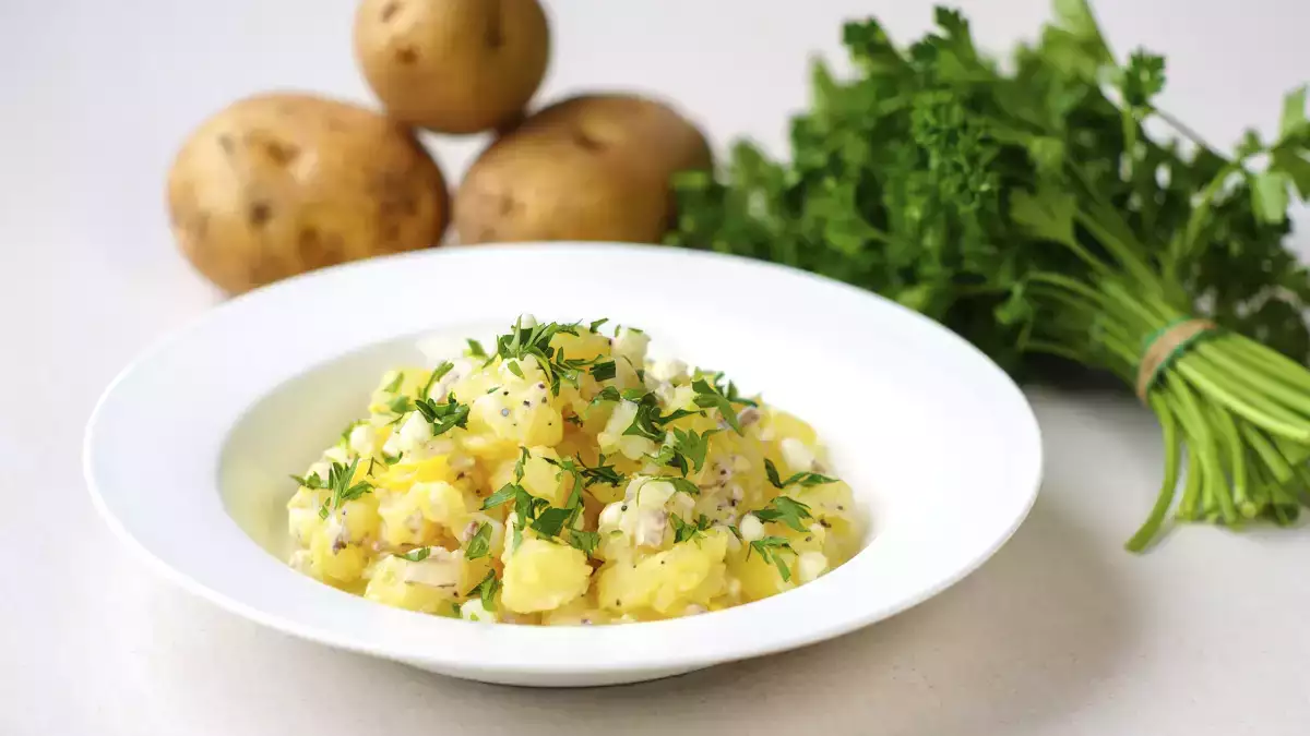 Elle semble toute simple, et pourtant… voici comment réussir la salade de pommes de terre parfaite