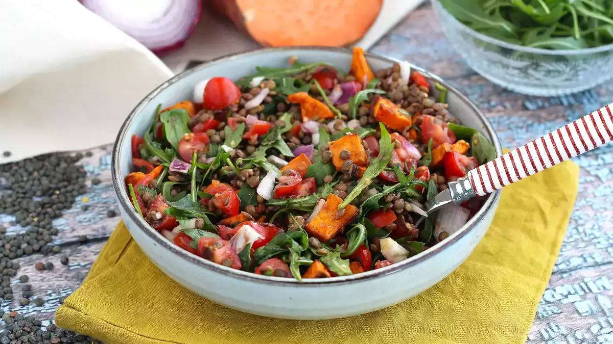 Cette salade de lentilles est tellement rapide et gourmande qu’elle va détrôner votre lunchbox à midi !