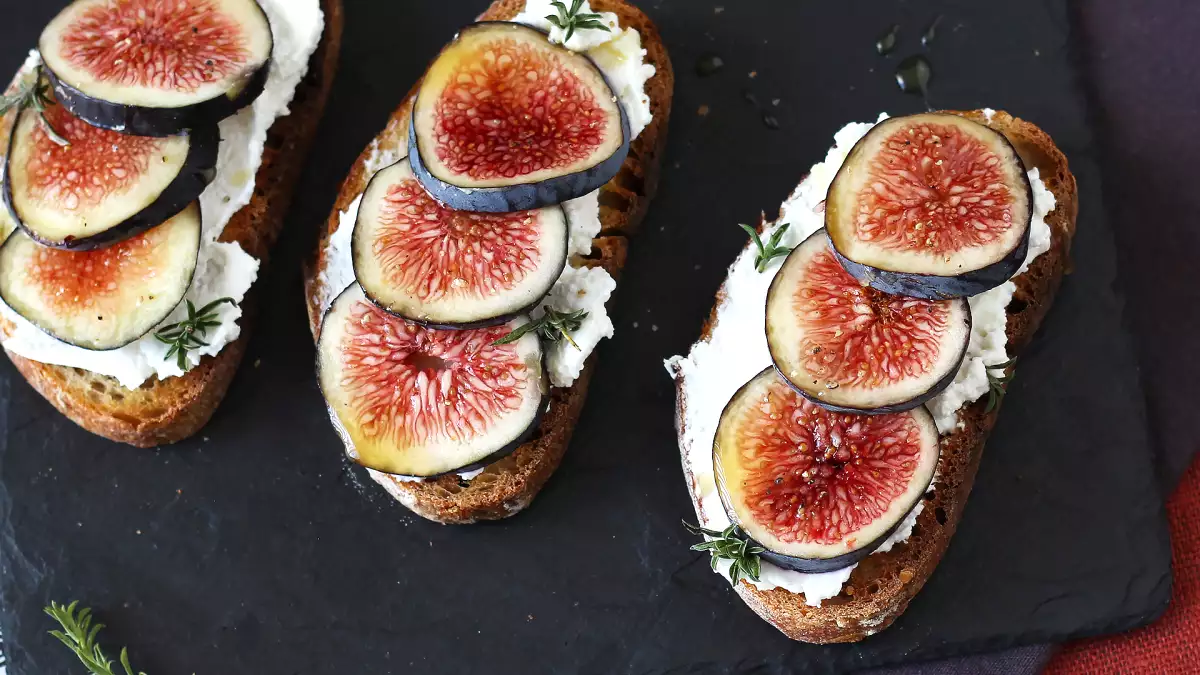 Bruschetta aux figues, fromage frais et miel : l’entrée de saison qui fait craquer tout le monde