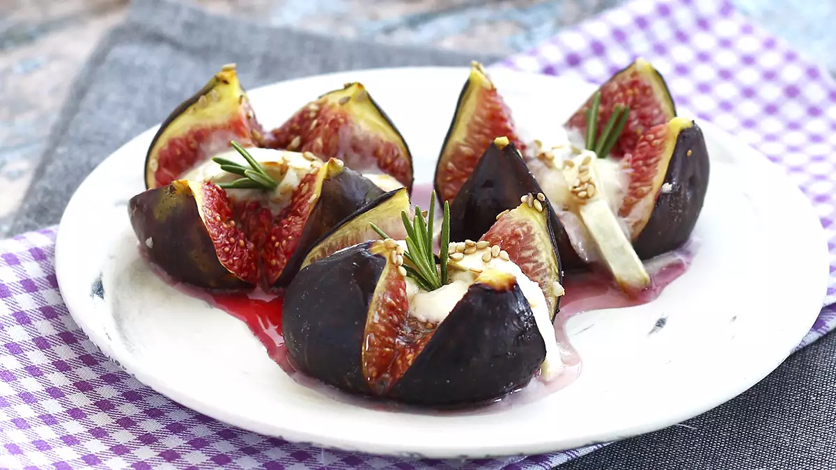 Figues au four, chèvre et miel : l’entrée express qui épate toujours