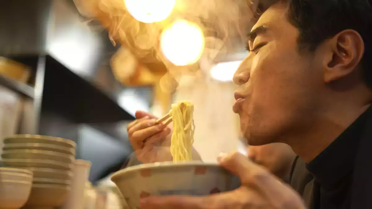 Faire du bruit à table, impoli ? Pas partout ! Voici les pays où c’est au contraire une preuve de plaisir