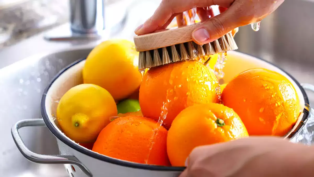 Vous pensez que le bio protège ? Voici pourquoi il faut quand même laver vos agrumes avant de les râper