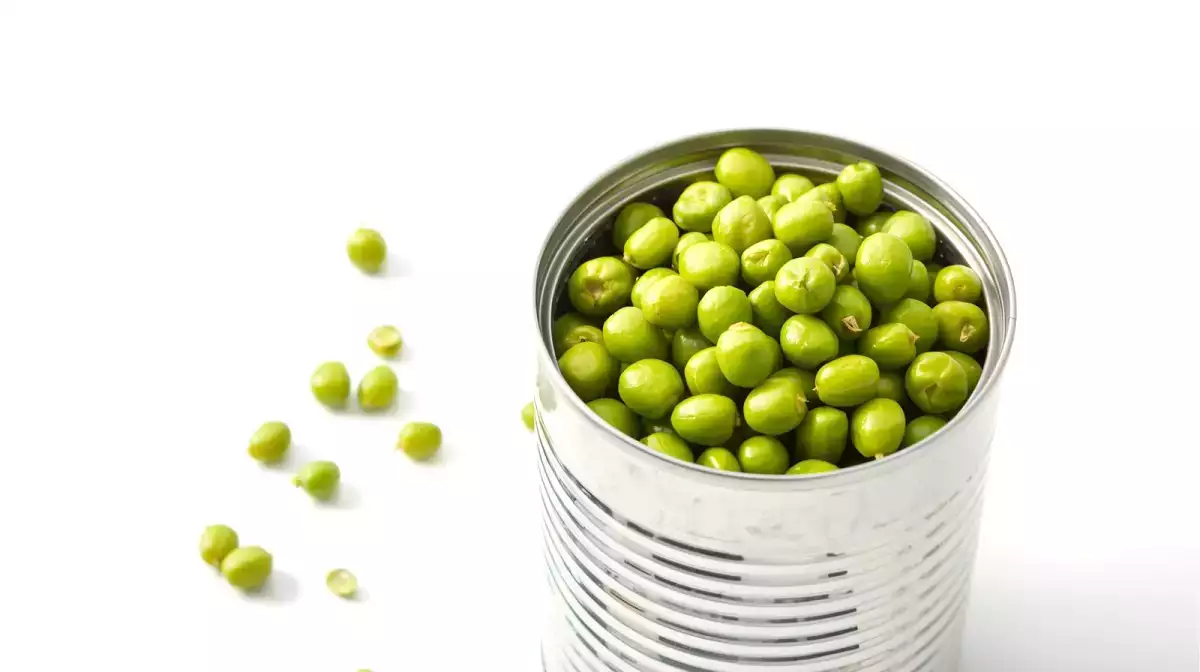 Pas d’ouvre-boîte, pas de panique : cette astuce de survie vous sauvera plus d’un dîner!