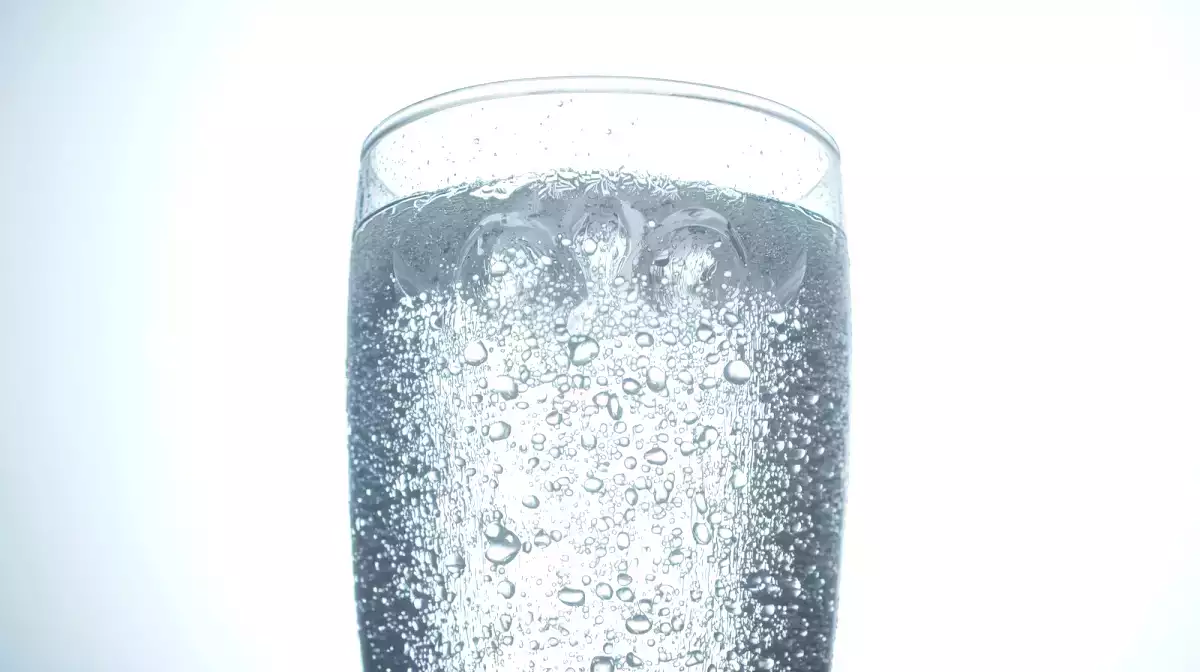 Elle a l’air plus saine qu’un soda, mais l’eau gazeuse peut perturber votre système digestif si vous ignorez ces détails...