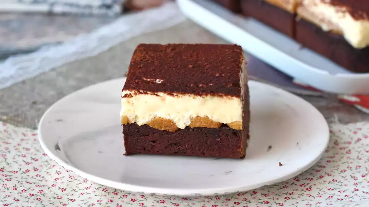 Vous hésitez toujours entre brownie et tiramisu ? Ce dessert met fin au dilemme avec un mélange irrésistible