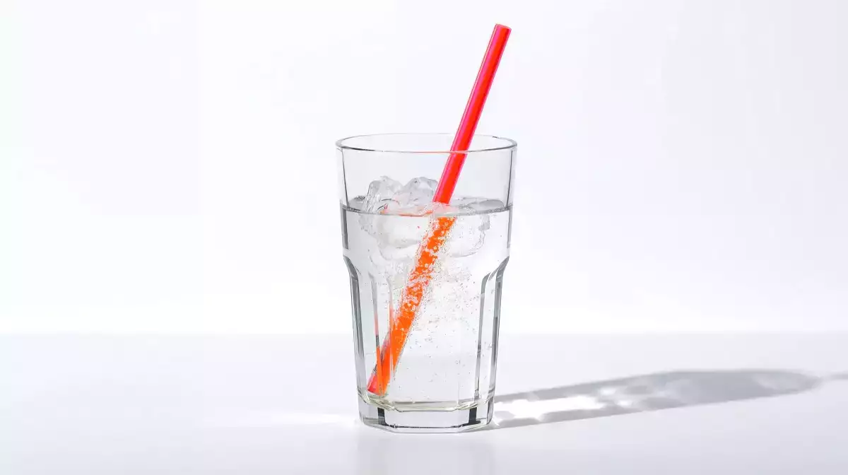 Vous pensiez que c’était plus hygiénique ? Ce que boire à la paille change vraiment dans votre bouche