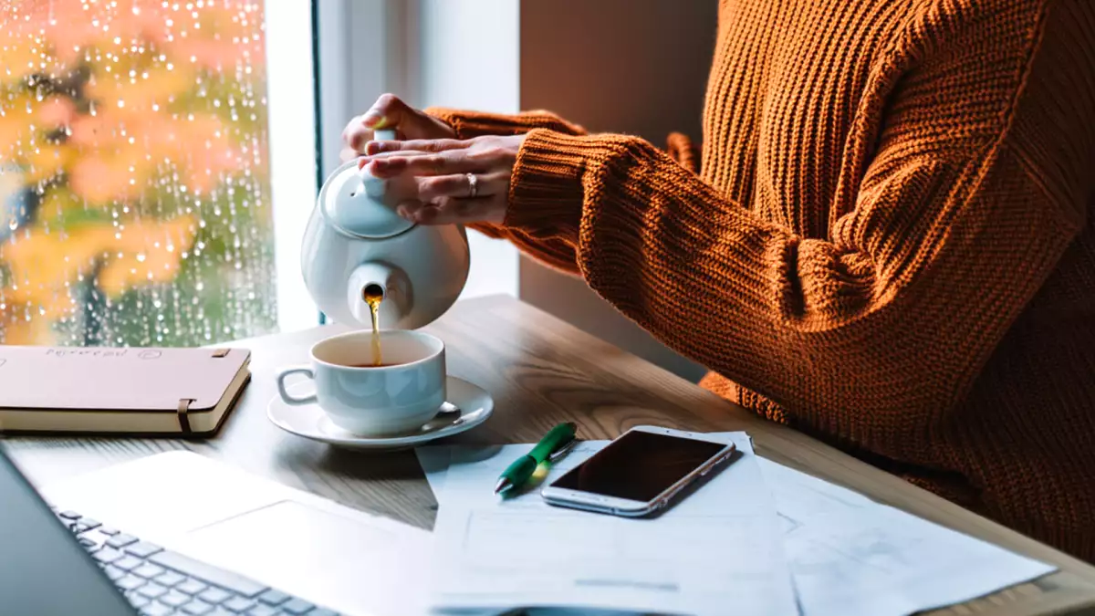 Vous pensez rester hydraté avec du thé en hiver ? Voici pourquoi ce réflexe est bien plus trompeur qu’il n’y paraît