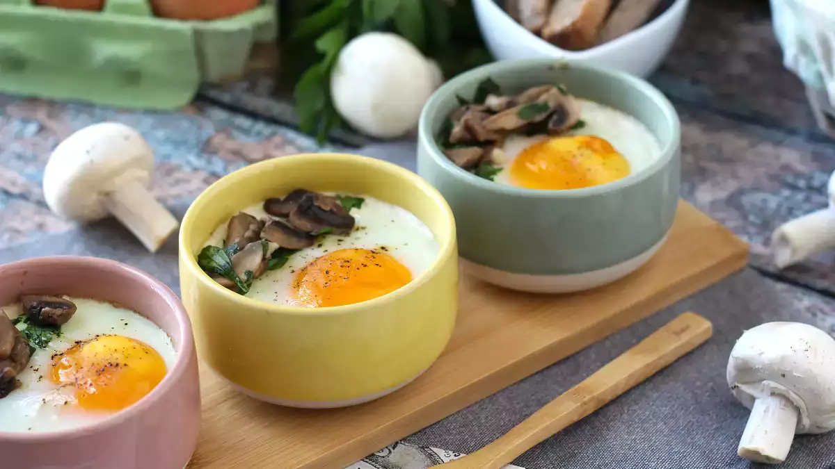 Œufs cocotte aux champignons : une entrée parfaite pour Noël sans se ruiner