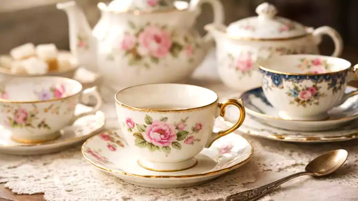 Porcelaine de famille : l'erreur toute simple qui bousille les tasses de votre grand-mère (et comment l'éviter)