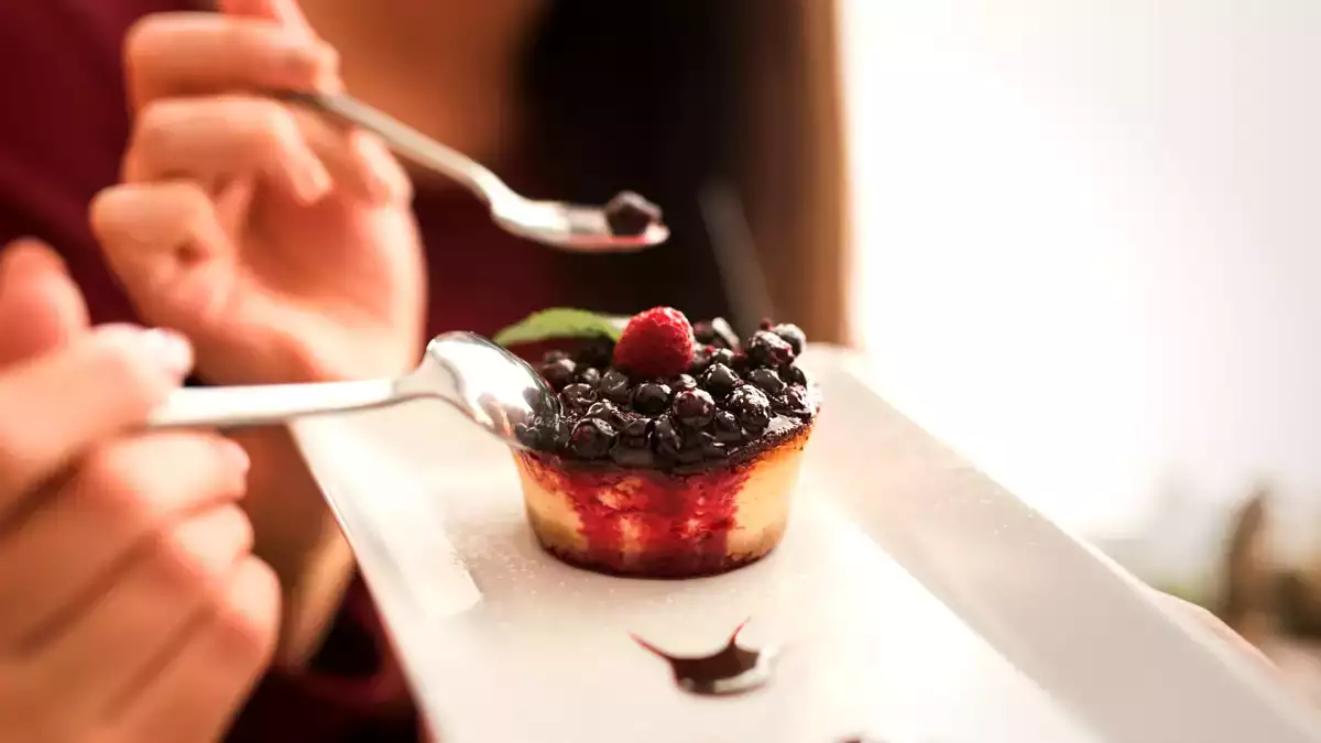 Le même dessert, un goût différent : saviez-vous que vos couverts peuvent changer la saveur ?