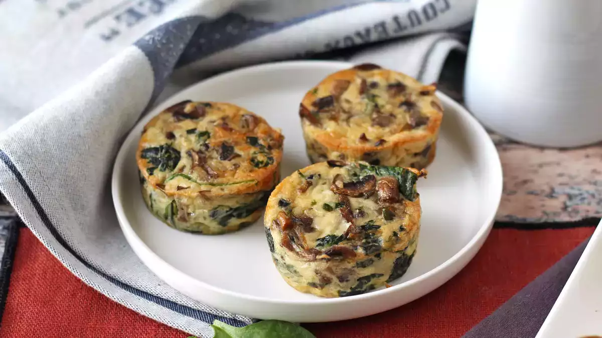 Ces petits flans aux épinards et aux champignons sont une valeur sûre quand on veut faire aimer les légumes à tout le monde !
