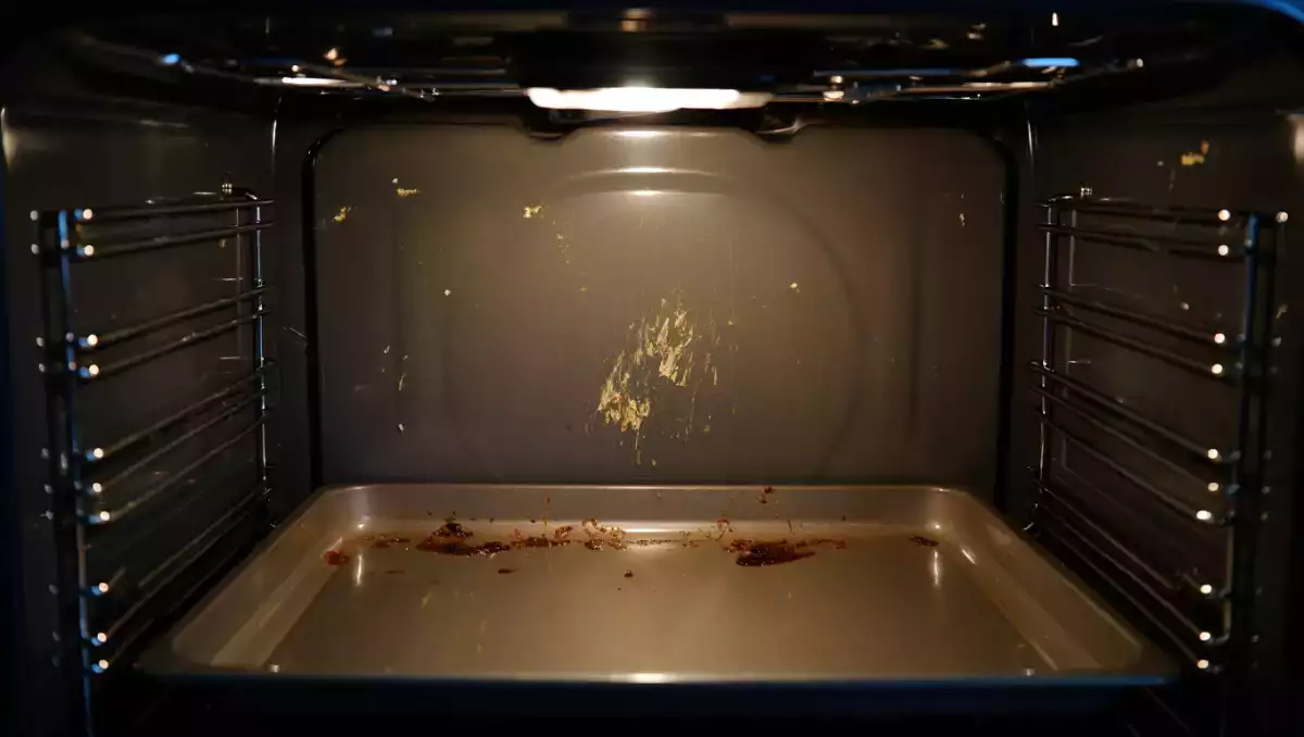 Votre four est plein de graisse incrustée ? L’astuce simple pour le nettoyer sans produit chimique