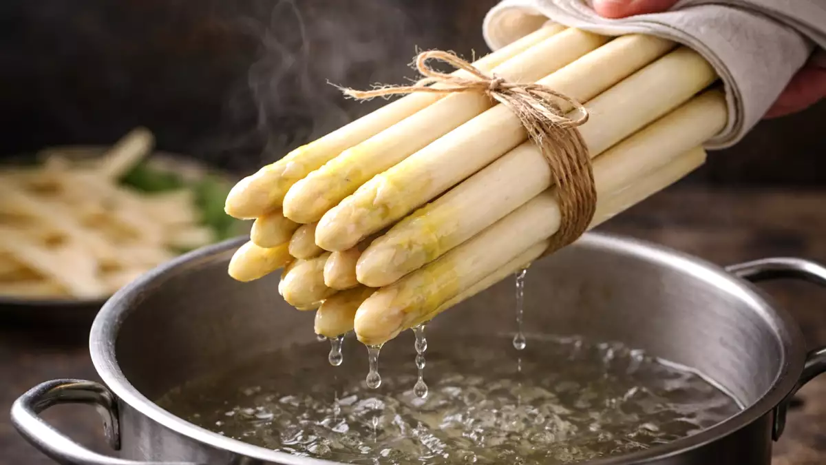 Pourquoi les chefs cuisinent-ils les asperges blanches en botte ? Une technique simple qui change tout