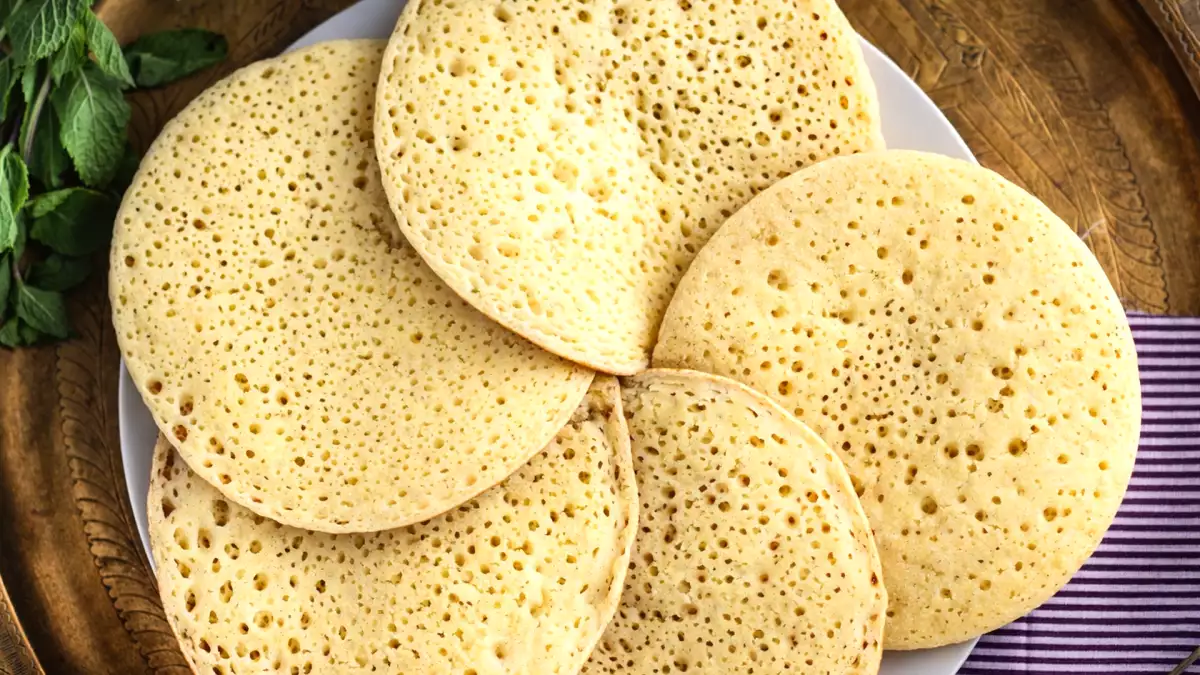 Les fameuses crêpes marocaines aux mille trous cachent un détail de préparation que beaucoup ignorent