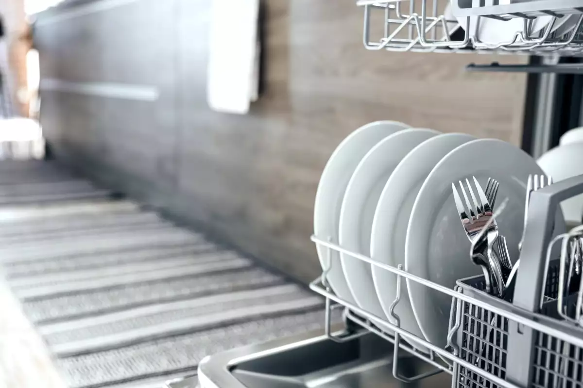 Faut-il rincer la vaisselle avant de la mettre au lave-vaisselle ?