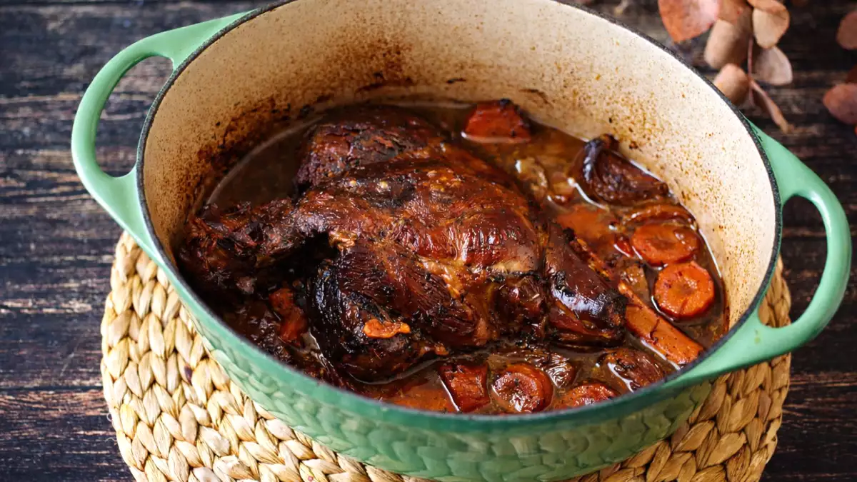 Ce gigot d'agneau de 7 heures impressionne à table… mais il est bien plus simple à faire qu’on ne le pense