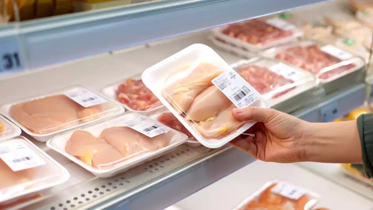 Au supermarché, tous les poulets se ressemblent… mais ce détail que personne ne regarde change tout