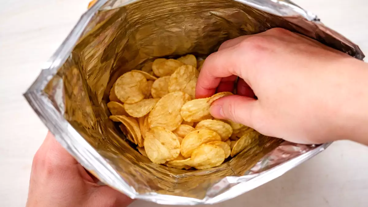 Pourquoi y a-t-il tant d'air dans les sachets de chips ? Sommes-nous trompés ?