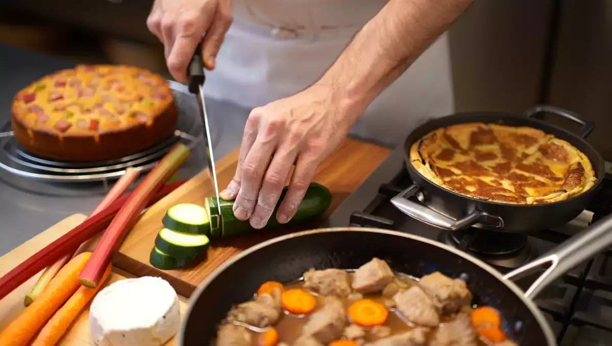 Menu du jour du 22 avril : Un repas printanier savoureux : clafoutis, sauté de porc et gâteau à la rhubarbe