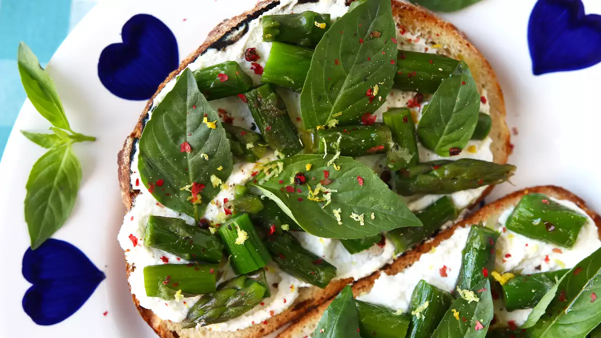 La bruschetta de printemps ultra fraîche prête en quelques minutes